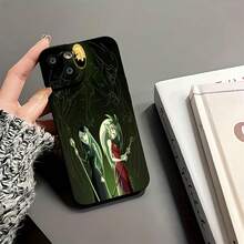 Dos brujas se enfrentan a demonios de las sombras bajo la luna. Esta elegante funda es compatible con los modelos  17, 16, 15, 14 Pro Max, 13, 12, 11, XR y XS Plus. Fabricada en silicona TPU, ofrece protección contra golpes y caídas, además de una sensación superior. Es un regalo ideal para familiares, amigos y seres queridos. - Negro - Ver 6