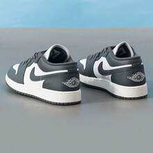 Nike 大童款 Air Jordan 1 Low Retro 运动鞋 - 白色/深灰色 - 查看 10