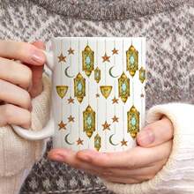 这款11盎司陶瓷马克杯/咖啡杯饰有斋月主题图案，包括新月（伊斯兰教宗教符号）、清真寺建筑、阿拉伯风格灯笼和星星图案。适合日常通勤、聚会和社交场合。盛装茶、咖啡或果汁皆宜。是节日期间送给朋友、家人或任何人的贴心礼物。 - 彩色 - 查看 4