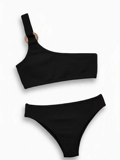 Nosso biquíni traz a modernidade do corte de um ombro só com o charme da argola em resina. O tecido texturizado garante aquele ajuste perfeito ao corpo. Pronta para brilhar sob o sol.