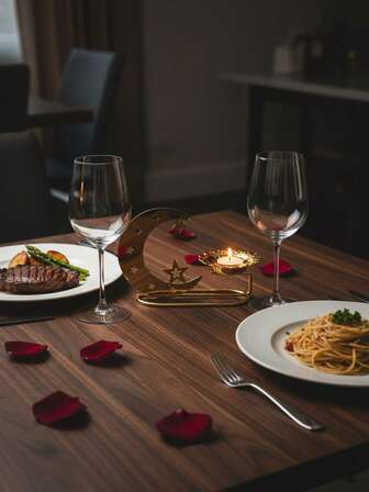 1-pack stjärn- och måneformad ljusstake tillverkad av metall. Den har en lätt, lyxig och elegant stil, med en dekorativ design som kombinerar halvmåner och stjärnor, i kombination med ett ihåligt snidat lock och en inre ljusstake. Lämplig för att dekorera sovrum, ljusa lyxiga vardagsrum, konstnärliga bokhandlar, sovrumsskrivbord och matbord. Den är också idealisk för festliga inredningar vid tillfällen som Eid eller årsdagar.