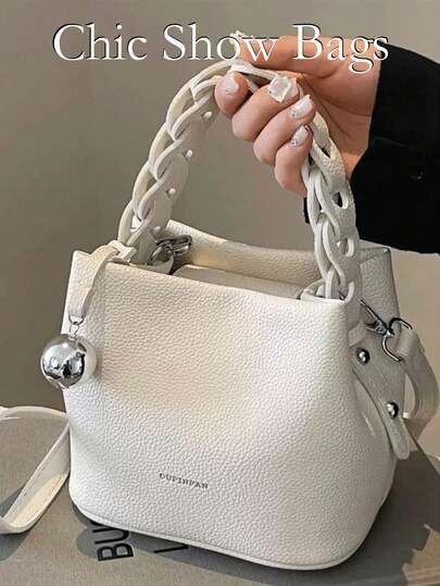 2026新款韩版编织手提水桶包，荔枝纹软皮大容量肩背斜挎两用包，适合夏季街头穿搭，可装手机、口红、散粉等化妆品，也适合下午茶，轻便易携，拍照效果好，完美契合轻松浪漫的氛围。