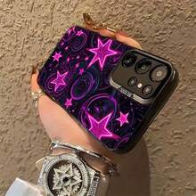 Estrellas de neón que se arremolinan en la oscuridad cósmica, vibrantes y brillantes. Esta elegante funda es compatible con los modelos  17, 16, 15, 14 Pro Max, 13, 12, 11, XR y XS Plus. Fabricada en silicona TPU, ofrece protección contra golpes y caídas, además de una sensación superior. Es un regalo ideal para familiares, amigos y seres queridos. - Negro - Ver 2