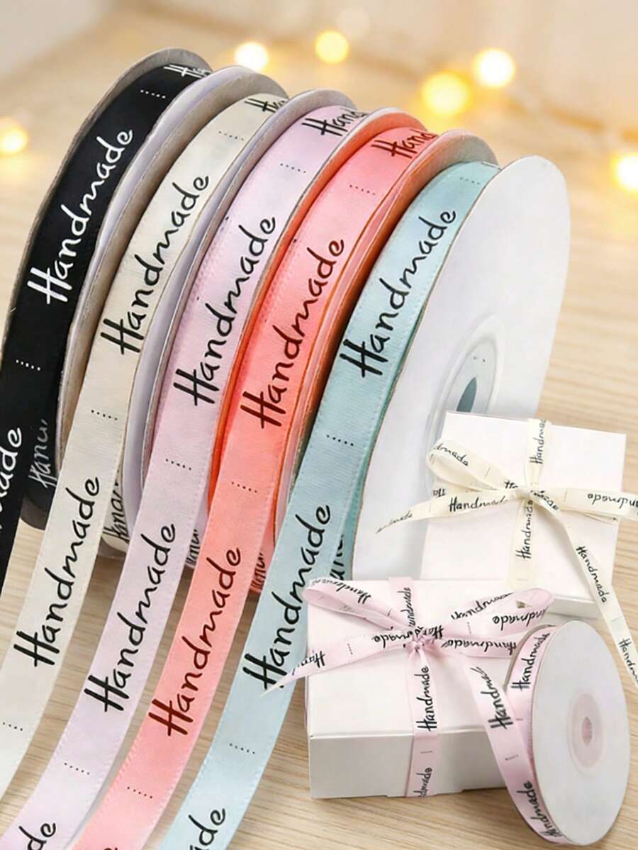 1 捲手工字母印花緞面絲帶 (22m/捲)，適用於 DIY 玫瑰裝飾、禮物包裝、婚禮派對蝴蝶結、桌椅裝飾、花藝拱門、禮物盒、蛋糕裝飾、服飾配件、編織，營造優雅節日氛圍