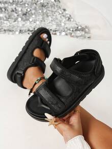 新款女鞋，时尚百搭，舒适厚底，休闲凉鞋，双带增高显瘦防滑，亮片装饰，轻便舒适，休闲百搭，适合日常穿着和通勤。 - 花紋黑 - 查看 2