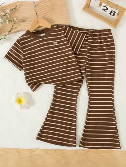 Bộ 2 món cho bé gái, gồm áo tay ngắn cổ tròn phối họa tiết kẻ sọc và nơ, kiểu dáng thường ngày, kèm quần ống rộng cạp chun, thích hợp cho mùa xuân/hè.