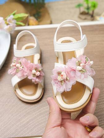 2026 Spring/Summer New Girls' White Flower Flat Sandals, Princess Style 3D Yarn Flower Peep Toe Shoes, Soft Bottom Comfortable Children's Roman Shoes, Versatile Performance Shoes