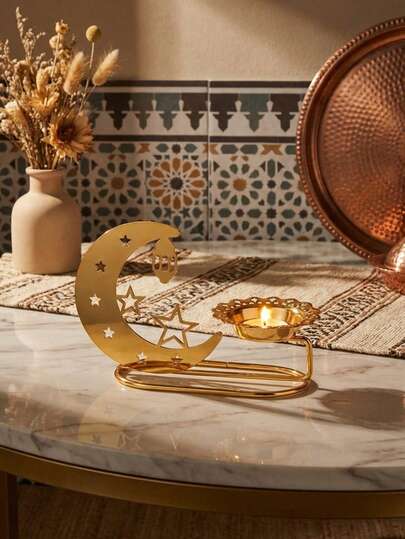 1Pc/Set Star-And-Moon Hanging Lamp-Shaped Candlestick. Made Of Metal, This Candlestick Features An Elegant And Cozy Style, With Patterns Combining Crescent Moons, Stars, And Hanging Lamp Elements, Forming An Overall Shape Of A Crescent Holding A Star. The Details Are Complemented With Hollow Decorations And Lace-Like Candle Holders.