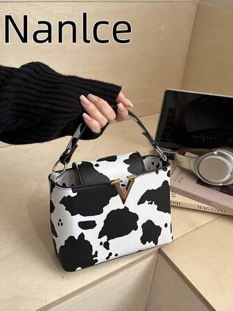 Bolso de mano de lujo para mujer, marca de bolso tejido con textura de alta gama. Bolso de mano tejido para mujer 2025, nueva moda de nicho, versátil, de gran capacidad, bolso de moda, nueva bolsa grande, bolso a juego de celebridad de internet, estilo retro casual de calle, bolso de nicho simple de estilo de celebridad