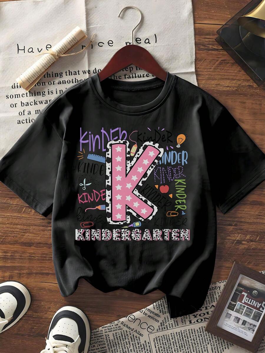 Tricou grafic cu mânecă scurtă pentru femei, casual, cu guler rotund, cu imprimeu Kinder Graduate, litera K, croială lejeră, topuri de vară pentru purtare zilnică - alb - Vizualizare 1