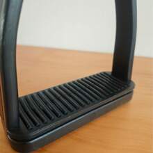 2 piezas de Estribos de plástico, Suministros ecuestres básicos, Estribos de caballo moldeados en una sola pieza - Negro - Ver 3