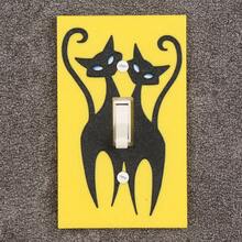 1个亮黄色背景黑猫贴纸开关装饰框，3D卡通猫墙壁开关面板装饰，适用于客厅和卧室墙壁开关装饰，附带螺丝，无需电源