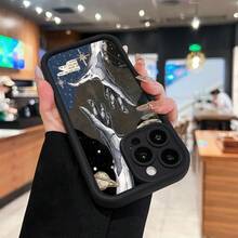 Manos unidas entre la luna y las estrellas cósmicas. Esta elegante funda es compatible con los modelos  16, 15, 14 Pro Max, 13, 12, 11, XR y XS Plus. Fabricada en silicona TPU, ofrece protección contra golpes y caídas, además de una sensación superior. Es un regalo ideal para familiares, amigos y seres queridos, y una opción perfecta para Navidad. - Negro - Ver 2
