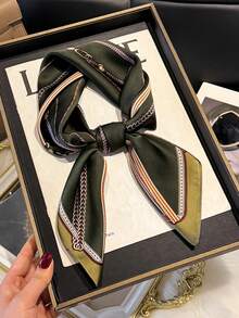 1条优雅链条印花70厘米丝滑小方巾，女士时尚多功能头巾，可作腰带、包包装饰围巾，适合日常佩戴 - 軍綠色 - 查看 5