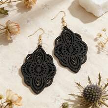 1 đôi bông tai mặt dây chuyền bằng gỗ chạm khắc họa tiết ren. - màu đen - Xem 5