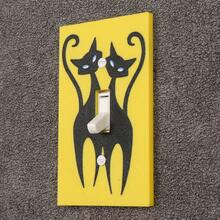 1个亮黄色背景黑猫贴纸开关装饰框，3D卡通猫墙壁开关面板装饰，适用于客厅和卧室墙壁开关装饰，附带螺丝，无需电源