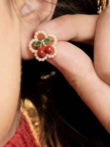 一对可爱甜美的樱花耳钉，适合少女日常及节日佩戴。