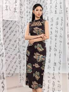 Đầm cổ đứng nữ với chi tiết lưới xuyên thấu và xẻ tà sau - Kiểu dáng ôm sát, tay ngắn, in họa tiết, kiểu sườn xám hiện đại, dáng midi, phù hợp cho các dịp công sở, sự kiện kinh doanh trang trọng, lễ hội văn hóa, trang phục dự đám cưới và trang phục thường ngày thanh lịch. - màu đen - Xem 3