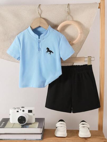 Set de 2 piezas para bebé niño recién nacido: Camisa tipo polo con estampado de caballo de dibujos animados y pantalones cortos sueltos negros en estilo colegial casual, adecuado para interior, exterior, diario, deportes, juego, fiesta, sesión de fotos, vacaciones, uso en primavera/verano