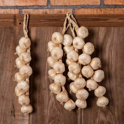 M.S MO SHI HOME FURNISHINGS 1/2/5pcs Fake Garlic, Realistic Vegetable Wall Decor, Plastic Hanging Decorations, Suitable For Home Decor, Kitchen Decor, Hanging Rope, Photography Props, Easter, Party, Garden Decor, Harvest Wall Decor, Kitchen Party Wall Decor, Holiday Decoration