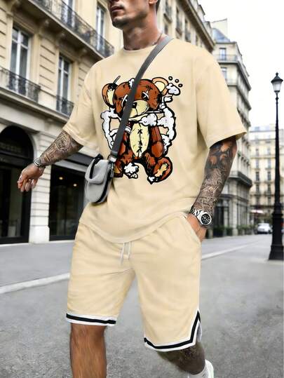 Bộ đồ nam thời trang in hình gấu dễ thương gồm áo tay ngắn cổ tròn và quần short.