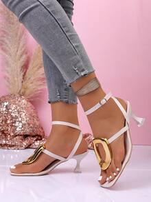 Sandálias de Salto Alto Estilo Francês para Mulheres, Sandálias Planas Elegantes e da Moda com Fivela de Metal para Vestidos, Roupas de Praia - Bege - Visão 2