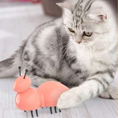互动式电动逗猫玩具 - 蚂蚁/老鼠造型 - 通过震动吸引宠物，激发其天生的狩猎本能。 - 仅需两节纽扣电池供电，方便快捷，让主人在猫咪运动的同时也能放松身心。