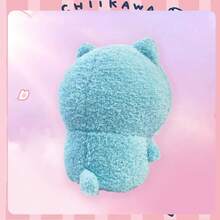 Miniso 1个千川系列8层毛绒娃娃，身穿蓝色睡衣，短毛绒材质，坐姿，脸颊泛红，适合家居装饰/抱枕，可爱毛绒娃娃 - 淺藍色 - 查看 3