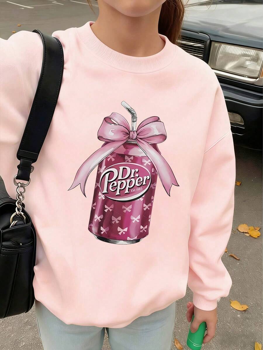 This Light Pink Crewneck Sweatshirt, Suitable For Girls Aged 5-12, Features A D-R. P-E-P-P-E-R Beverage Can Design On The Front. The Can Is Purple-Red With A Bow Pattern And A Large Pink Bow At The Top, Creating A Sweet And Cute Style. These Patterned Sweatshirts Are Designed For Girls. This Pink Casual Crewneck Sweatshirt Is A Great Korean-Style Gift For Girls, And Can Also Be Used For Outdoor Activities And Everyday Wear. - 粉色 - 查看 1