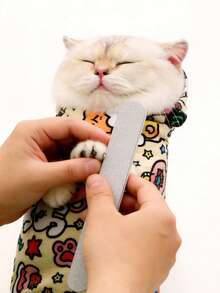 柔软舒适的宠物猫咪美容罩，可爱卡通图案 - 宠物保护罩，适合喂食、防抓、防逃脱，柔软舒适，易于清洁，可用于美容、清洁耳朵、修剪指甲和收纳，清洁宠物毛巾 - 一只蓝眼睛的白猫在舒适的环境中放松，猫咪美容布，趣味设计，柔软面料，多用途，无需电池 - 彩色 - 查看 9