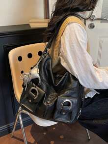 这款时尚简约的大容量女士通勤单肩包采用PU材质，饰有银色蝴蝶吊坠，配以镂空铆钉拉链，并配有肩带和提手。适合旅行、通勤和学生使用，既可作为旅行背包，也可作为休闲背包。 - 黑色 - 查看 4