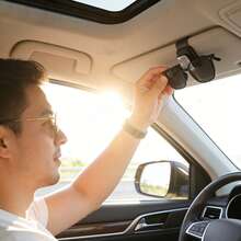 Kẹp kính che nắng ô tô lấp lánh mới năm 2026 - Giá đỡ kính ô tô đính pha lê kim cương tinh tế kèm túi đựng thẻ hoàn hảo, được thiết kế dành cho phụ nữ và các cô gái! Phụ kiện ô tô sáng bóng này phù hợp với mọi dòng xe. Họa tiết kim cương độc đáo tạo thêm vẻ sang trọng cho nội thất xe của bạn, kết hợp hoàn hảo giữa tính thực dụng và thời trang. - Nhiều màu - Xem 6