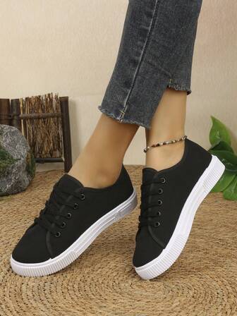 1 par de zapatillas casuales de moda planas y antideslizantes para mujer, zapatos de lona de corte bajo simples y versátiles, zapatos de ocio clásicos y transpirables adecuados para el transporte diario y actividades al aire libre