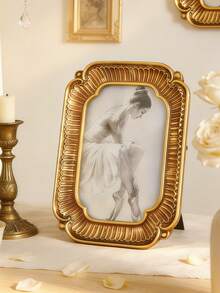 Khung ảnh mạ vàng cổ điển sang trọng - Một khung ảnh trang trí theo phong cách Baroque thanh lịch, rất phù hợp với các tác phẩm nghệ thuật ba lê. Có thể dùng làm vật trang trí trên bàn trang điểm trong phòng ngủ, và cũng là một món quà tuyệt vời cho những người yêu nghệ thuật và đam mê trang trí nhà cửa. - Vàng - Xem 8