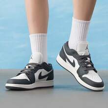 Nike 大童款 Air Jordan 1 Low Retro 运动鞋 - 白色/深灰色 - 查看 9
