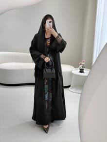 三件套女士优雅睡袍套装，包括蕾丝边开襟睡袍、针织吊带裙内衬和蕾丝边雪纺围巾——完美适用于节日和聚会，是春、夏、秋季的理想之选，也适合作为女士优雅派对礼服或开斋节黑色睡袍。 - 黑色 - 查看 3