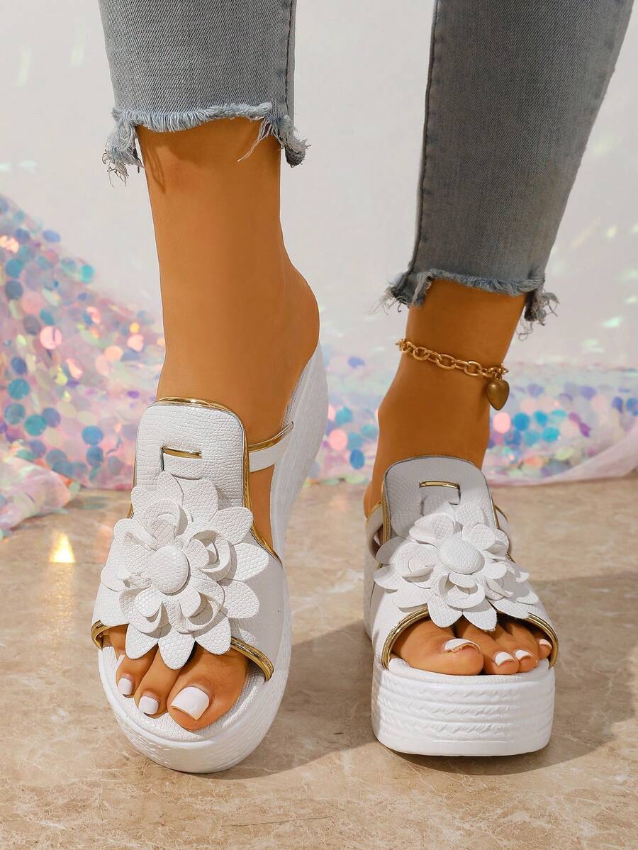女士夏季室内外皆宜的白色花卉坡跟厚底凉鞋，优雅金色饰边点缀，厚底设计增添高度，可轻松搭配连衣裙和短裤，防滑舒适，是夏季必备单品。 - 白色 - 查看 1