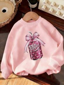 This Light Pink Crewneck Sweatshirt, Suitable For Girls Aged 5-12, Features A D-R. P-E-P-P-E-R Beverage Can Design On The Front. The Can Is Purple-Red With A Bow Pattern And A Large Pink Bow At The Top, Creating A Sweet And Cute Style. These Patterned Sweatshirts Are Designed For Girls. This Pink Casual Crewneck Sweatshirt Is A Great Korean-Style Gift For Girls, And Can Also Be Used For Outdoor Activities And Everyday Wear. - 粉色 - 查看 2