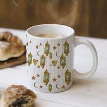 这款11盎司陶瓷马克杯/咖啡杯饰有斋月主题图案，包括新月（伊斯兰教宗教符号）、清真寺建筑、阿拉伯风格灯笼和星星图案。适合日常通勤、聚会和社交场合。盛装茶、咖啡或果汁皆宜。是节日期间送给朋友、家人或任何人的贴心礼物。 - 彩色 - 查看 8