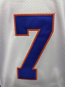 马鞍城堡7号山州立大学橄榄球球衣，白色弹力面料 - 精致刺绣复古运动风格，时尚休闲橄榄球球衣，电影迷礼物T恤 - 白色 - 查看 5