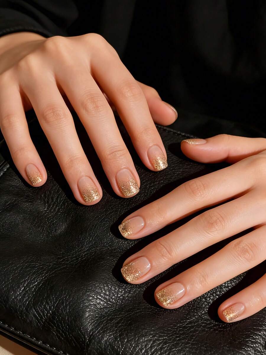 Drücken Sie Ihre Liebe mit 24 Stücke kurzen quadratischen Aufklebe-Nägeln aus, Atmosphäre Gold Glitzer Nude Falsche Nägel Vollabdeckung Fake Nagel Spitzen für Frauen und Mädchen, inklusive Nagelsalon mit 1 Stück Gelee Gel und 1 Feile. Zufälliger Versand von Nagelbedarf - Gold - Übersicht 1
