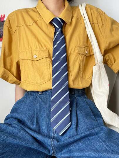 1条藏蓝色领带，女士衬衫领带，JK制服领带，条纹长款修身设计，适合休闲、周末郊游、约会、校园、街拍等场合，时尚多功能配饰，也可用于圣诞装饰、丝带制服、偶像服装等。