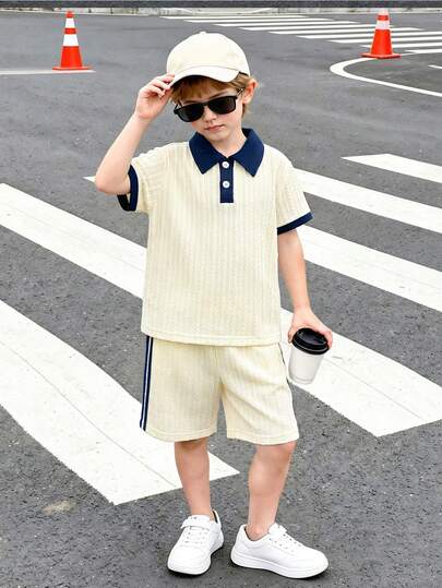 Bộ quần áo mùa hè 2 món cho bé trai gồm áo polo tay ngắn và quần short cùng màu, chất liệu vải dệt jacquard, kiểu dáng thời trang và thoải mái, thích hợp cho các hoạt động ngoài trời, giải trí và nghỉ lễ.