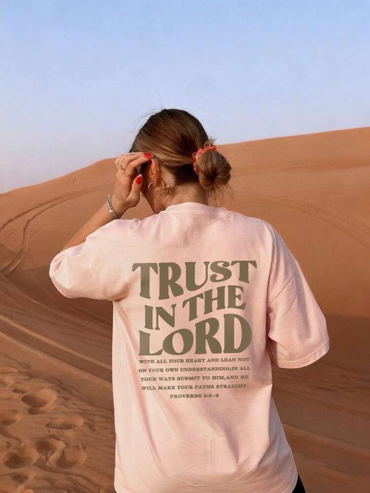 Camiseta Feminina de Manga Curta com Gola Redonda, Estampa de Letra "True In The Lord", Casual, Nova Primavera/Verão, Moda e Minimalista - Rosa chiclete - Visão 5