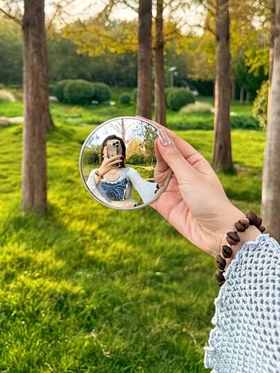 旅行摄影必备——小巧圆形自拍镜，有大号和小号两种尺寸可选。配备凸面镜，可拍摄广角照片，是理想的旅行配件礼品、自拍工具和便携设备。