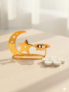 一套星月造型镂空烛台。此烛台由金属制成。主体由新月和五角星组合而成，新月边缘镶嵌数颗镂空星形，五角星中心有一个星形镂空。 - 彩色 - 查看 11