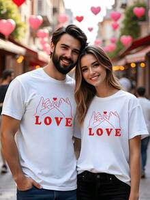 Manos entrelazadas formando un corazón acompañadas de la palabra LOVE en rojo que simboliza conexión sincera entre dos almas y promesa de amor duradero camiseta de hombre pareja 100% algodón 220g cómoda y perfecta para regalo romántico - Blanco - Ver 8