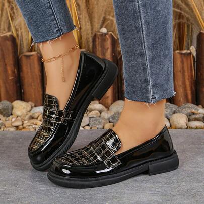 1双彩虹条纹学院风休闲乐福鞋袜，适合商务、通勤、办公室和居家穿着，四季皆宜。