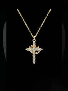 一款简约时尚的个性化十字皇冠项链，配有可旋转的圆形十字吊坠。