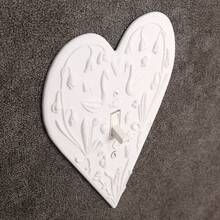 1个甜美白色爱心浮雕开关框，天鹅和花卉纹理，适合情人节家居墙壁开关装饰，附带螺丝，无需电源